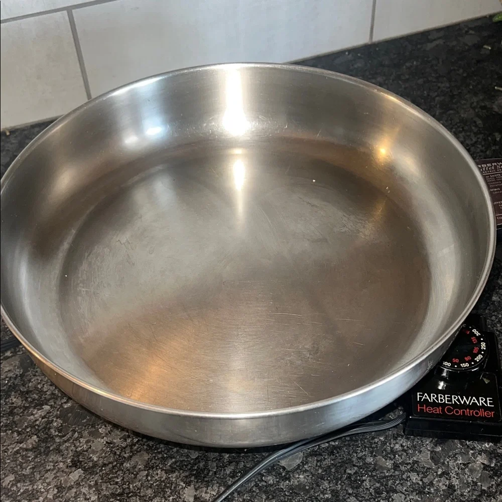 Vintage Farberware 12” Electric Skillet /Buffet server. With lid. Exc condition.